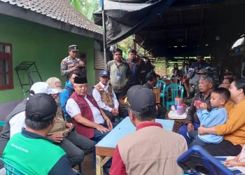 Bupati Malang, Sanusi (rompi merah) bertakziah ke rumah korban tanah longsor di Ampelgading.