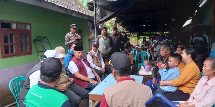 Bupati Malang, Sanusi (rompi merah) bertakziah ke rumah korban tanah longsor di Ampelgading.