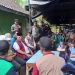 Bupati Malang, Sanusi (rompi merah) bertakziah ke rumah korban tanah longsor di Ampelgading.