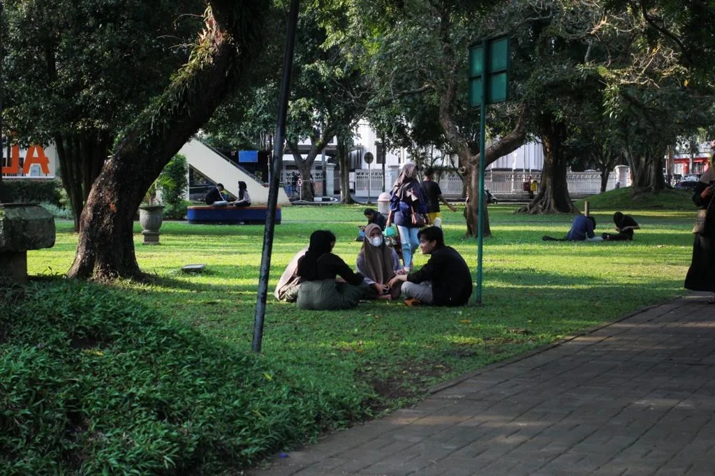 Suasana Alun-Alun Merdeka Kota Malang pada sore hari (10/7/2023).