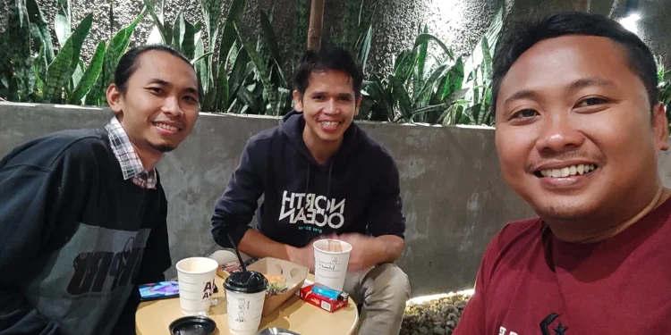 Berfoto bersama Ach Faisol Arifin (kanan), Rahmat Petuguran (tengah) dan Herlianto. A (kiri).