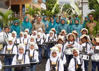 Ketua TP PKK Jatim, Arumi Bachsin Emil Dardak, bersama tim penilai Lomba Desa didampingi Pj Wali Kota Batu Aries Agung Paewai saat berjunjung ke Desa Oro-Oro Ombo.