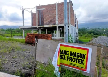 Pembangunan proyek perumahan bagi pembina LVRI yang mandek di tengah jalan.