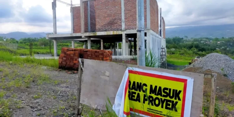 Pembangunan proyek perumahan bagi pembina LVRI yang mandek di tengah jalan.
