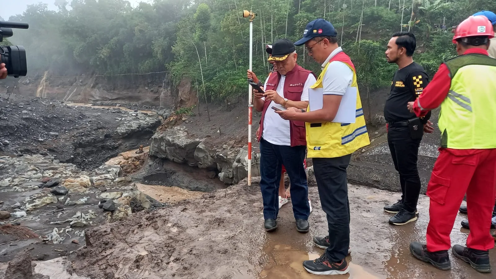 Bupati Malang meninjau langsung jembatan yang putus.