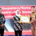 Sekda Kabupaten Malang, Wahyu Hidayat menerima penghargaan dari Gubernur Jatim, Khofifah Indar Parawansa.