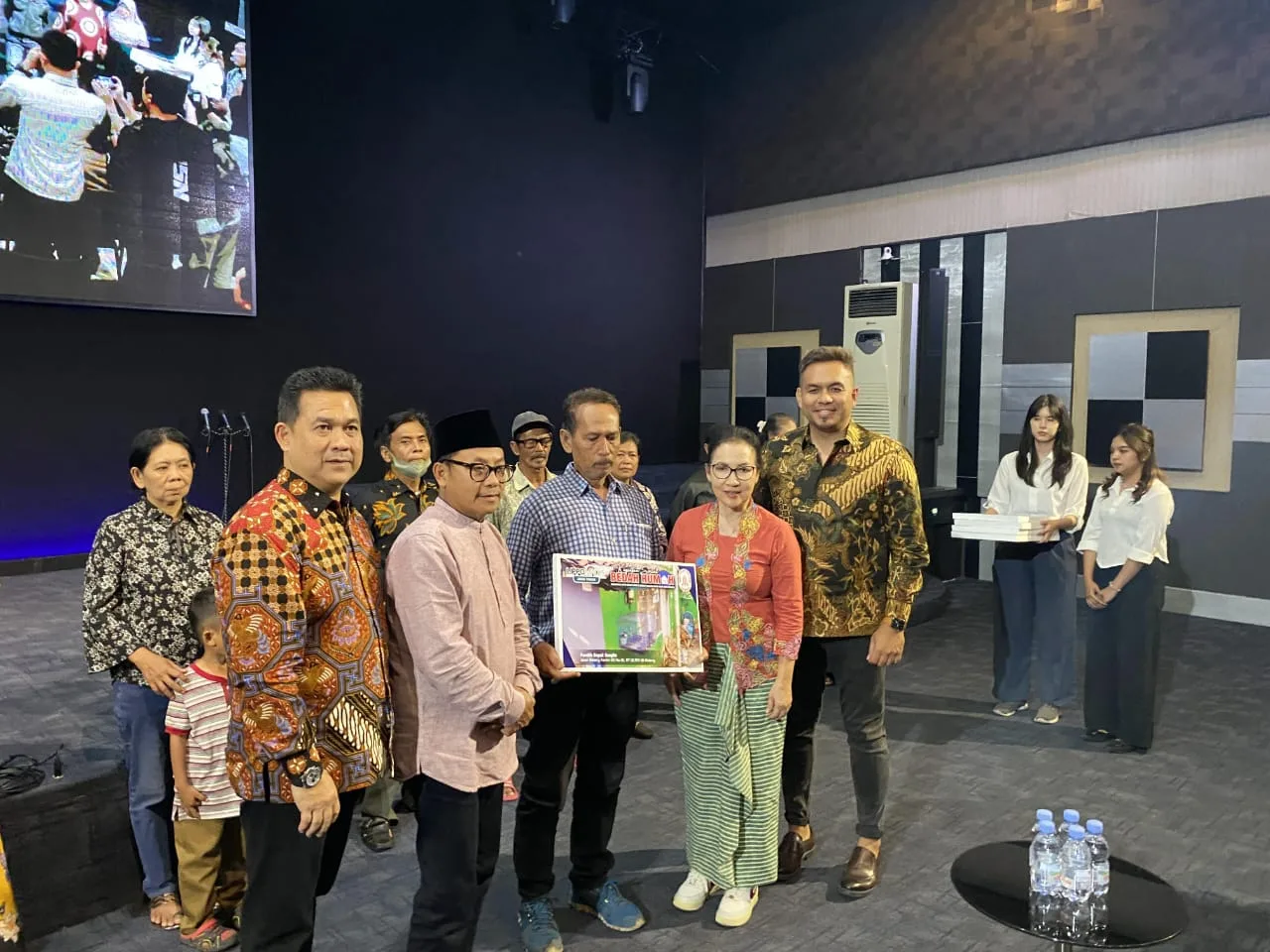 Wali Kota Malang, Sutijai, secara simbolik memberikan program bedah rumah.
