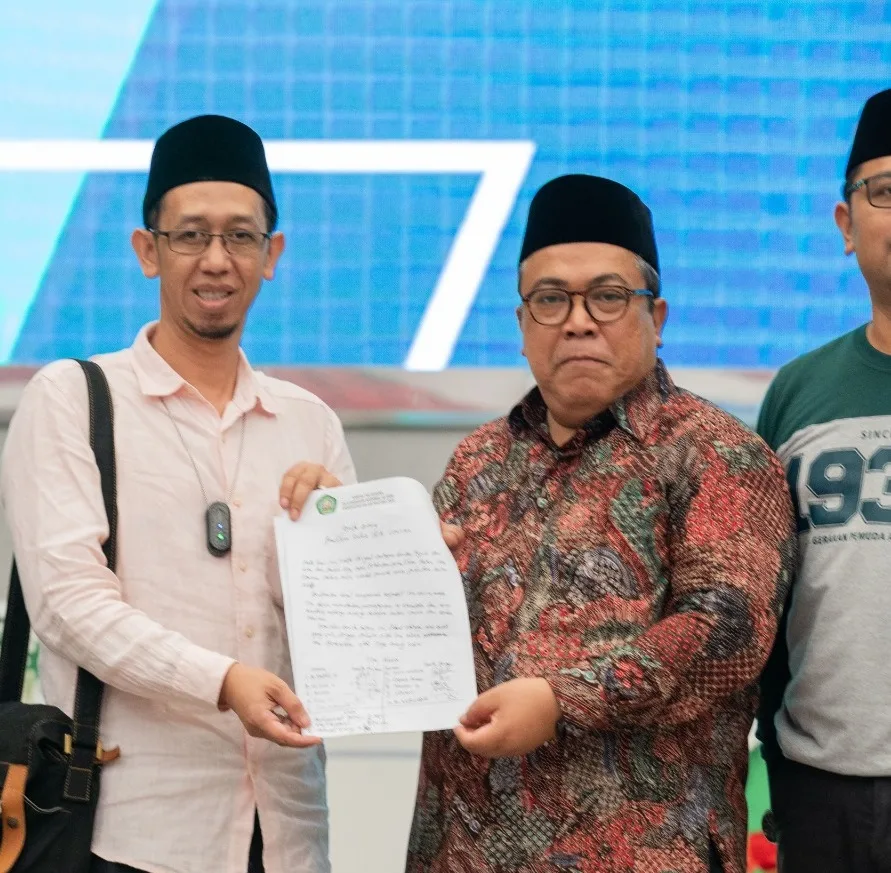 Foto bersama usai penyerahan ADART IKA Unisma.