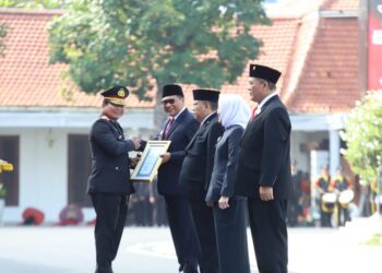 Wakil Walikota Malang Sofyan Edi Jarwoko mewakili Wali Kota Malang Sutiaji menerima penghargaan
