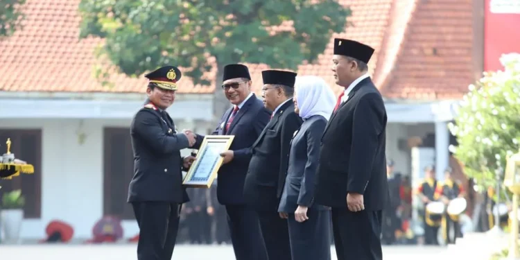 Wakil Walikota Malang Sofyan Edi Jarwoko mewakili Wali Kota Malang Sutiaji menerima penghargaan