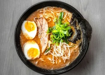 Gurih nikmat kuah ramen berpadu telur setengah matang dan aneka toping.