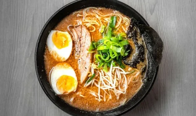 Gurih nikmat kuah ramen berpadu telur setengah matang dan aneka toping.