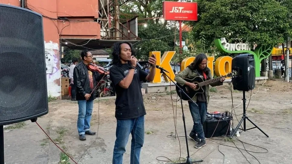 Salah satu sastrawan Malang sedang membaca puisi di Hari Puisi Nasional.