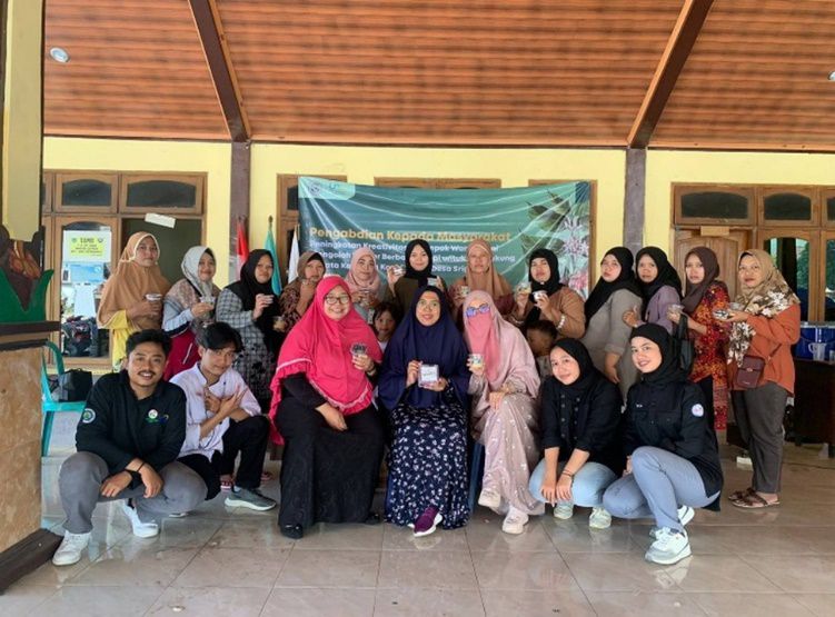 Tim PKM UM usai kegiatan pelatihan bertemakan Peningkatan kreativitas Kelompok Wanita Tani Mengolah Kuliner Bebahan Kopi dan Ubi