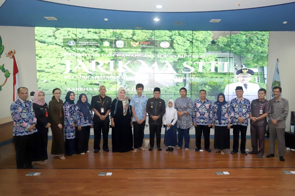 Wali Kota Malang Sutiaji foto bersama dengan pengagas Jarik Ma’Siti dan jajaran KIPP3.