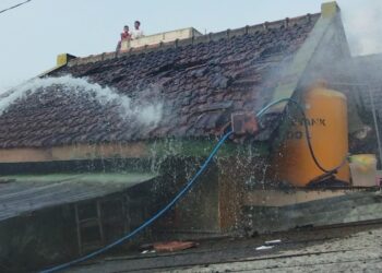 Upaya penanggulangan kebakaran di rumah yang berada di Jalan Sidomukti, Desa Pagentan, Kecamatan Singosari, Kabupaten Malang.
