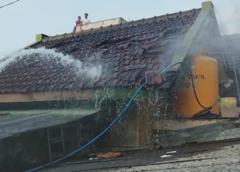 Upaya penanggulangan kebakaran di rumah yang berada di Jalan Sidomukti, Desa Pagentan, Kecamatan Singosari, Kabupaten Malang.