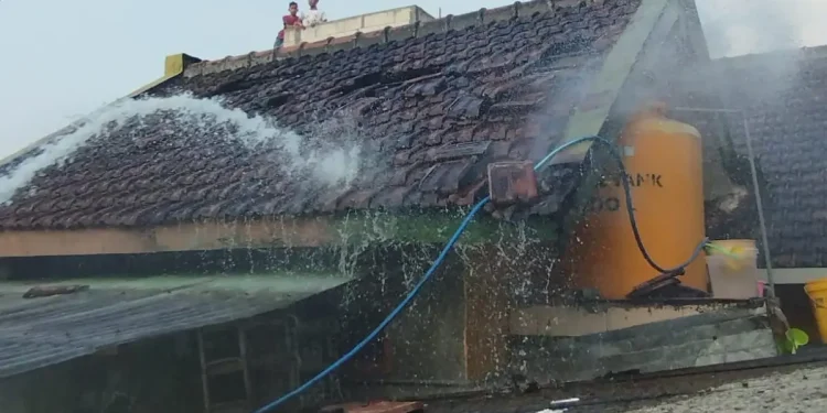 Upaya penanggulangan kebakaran di rumah yang berada di Jalan Sidomukti, Desa Pagentan, Kecamatan Singosari, Kabupaten Malang.