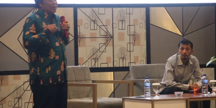 Pengamat Politik Universitas Muhammadiyah Malang (UMM), Dr Wahyudi Winarjo (baju batik) dalam FGD penguatan literasi politik menuju Pemilu 2024.