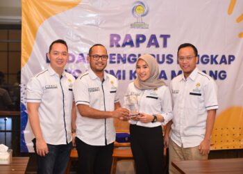 Kartika (dua dari kanan) saat menerima plakat BPC HIPMI Kota Malang dari Canggih Sakina Hans