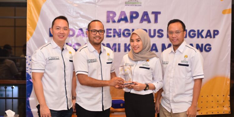Kartika (dua dari kanan) saat menerima plakat BPC HIPMI Kota Malang dari Canggih Sakina Hans