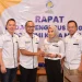 Kartika (dua dari kanan) saat menerima plakat BPC HIPMI Kota Malang dari Canggih Sakina Hans