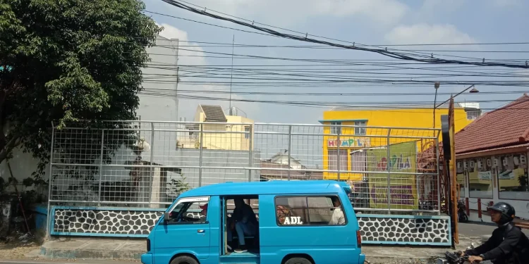 Pagar pengaman jembatan yang mulai dipasang di Jembatan Jalan Buring, Kota Malang.