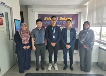Ananda Rafi (tengah) bersama Tim Dosen UTHM Malaysia.