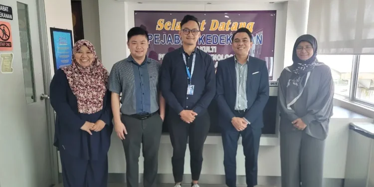Ananda Rafi (tengah) bersama Tim Dosen UTHM Malaysia.
