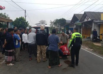 Petugas mengevakuasi korban dari TKP.