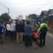 Petugas mengevakuasi korban dari TKP.