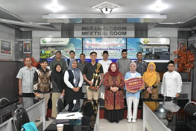 Bagus dan Ridha bersama para dosen FEB UNISMA. 