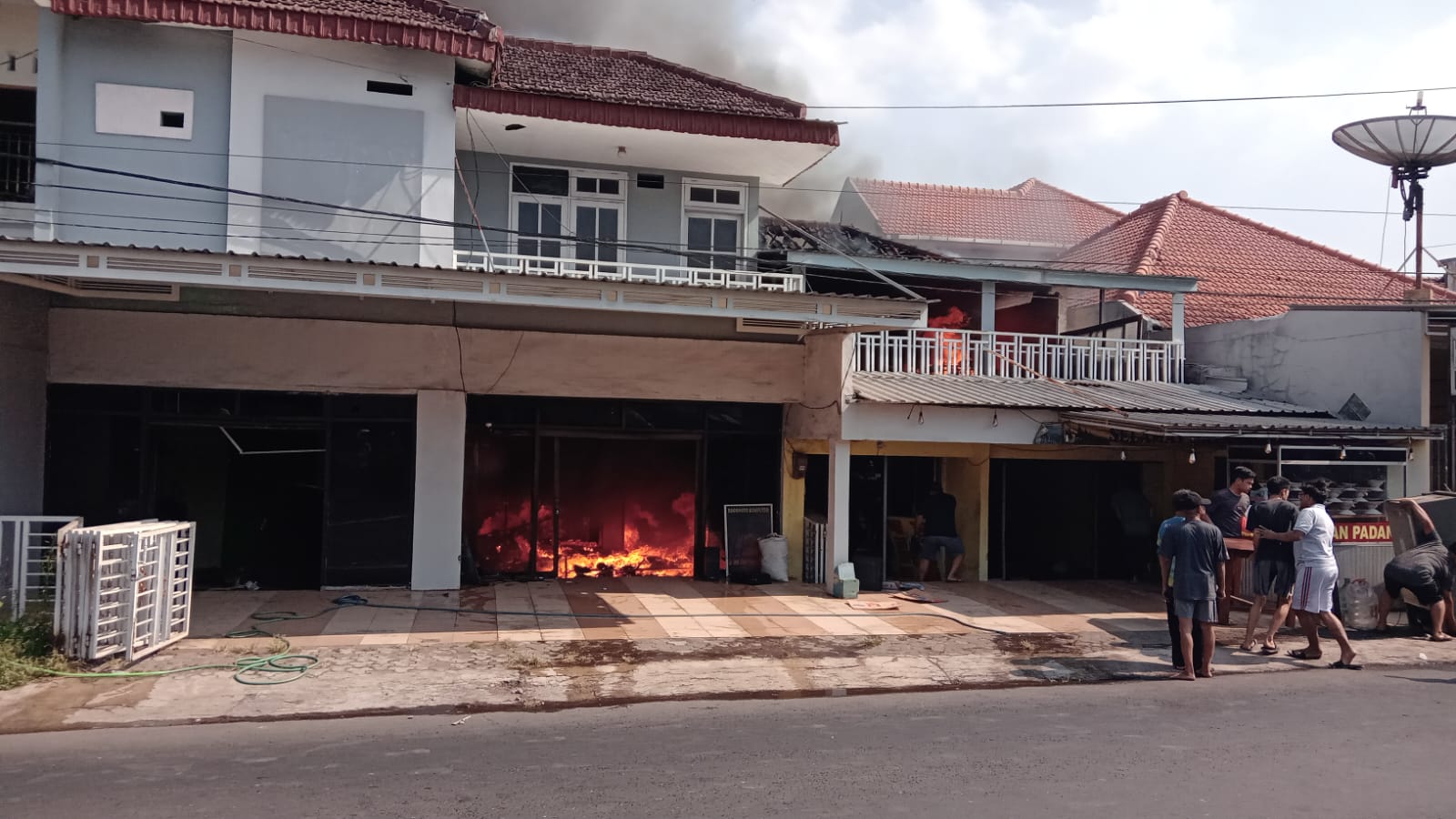 Kebakaran di ruko yang berada di Jalan Rogonoto, Desa Losari, Kecamatan Singosari, Kabupaten Malang.