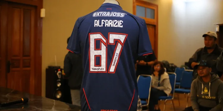 Jersey home Arema FC yang disisipi motif bunga dan angka 135 beraksara Jawa sebagai simbol mengenang korban Tragedi Kanjuruhan.