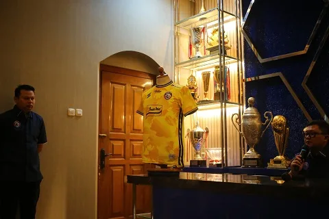 Jersey kiper Arema FC. 