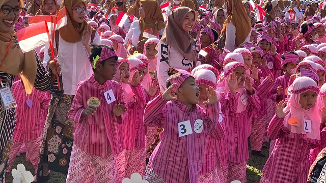 Keseruan siswa PAUD ikut meriahkan gebyar tarian massal di Hari Anak Nasional.