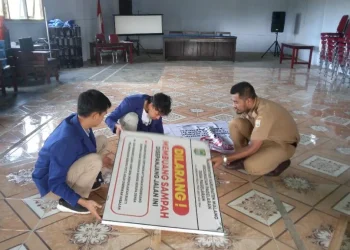 Persiapan Pemasangan Papan Peringatan Dilarang Membuang Sampah.
