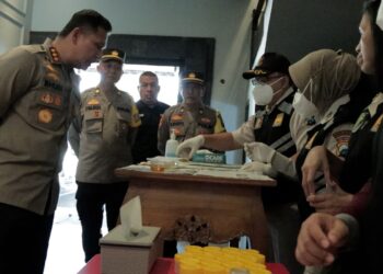 Pelaksanaan tes urin anggota Polresta Malang Kota.