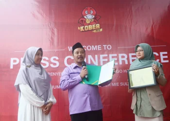 Penyerahan Sertifikat Halal dari BPJPH kepada Kober Mie.