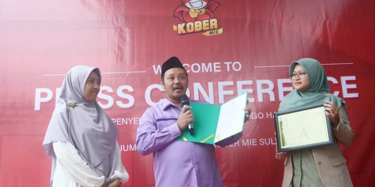 Penyerahan Sertifikat Halal dari BPJPH kepada Kober Mie.