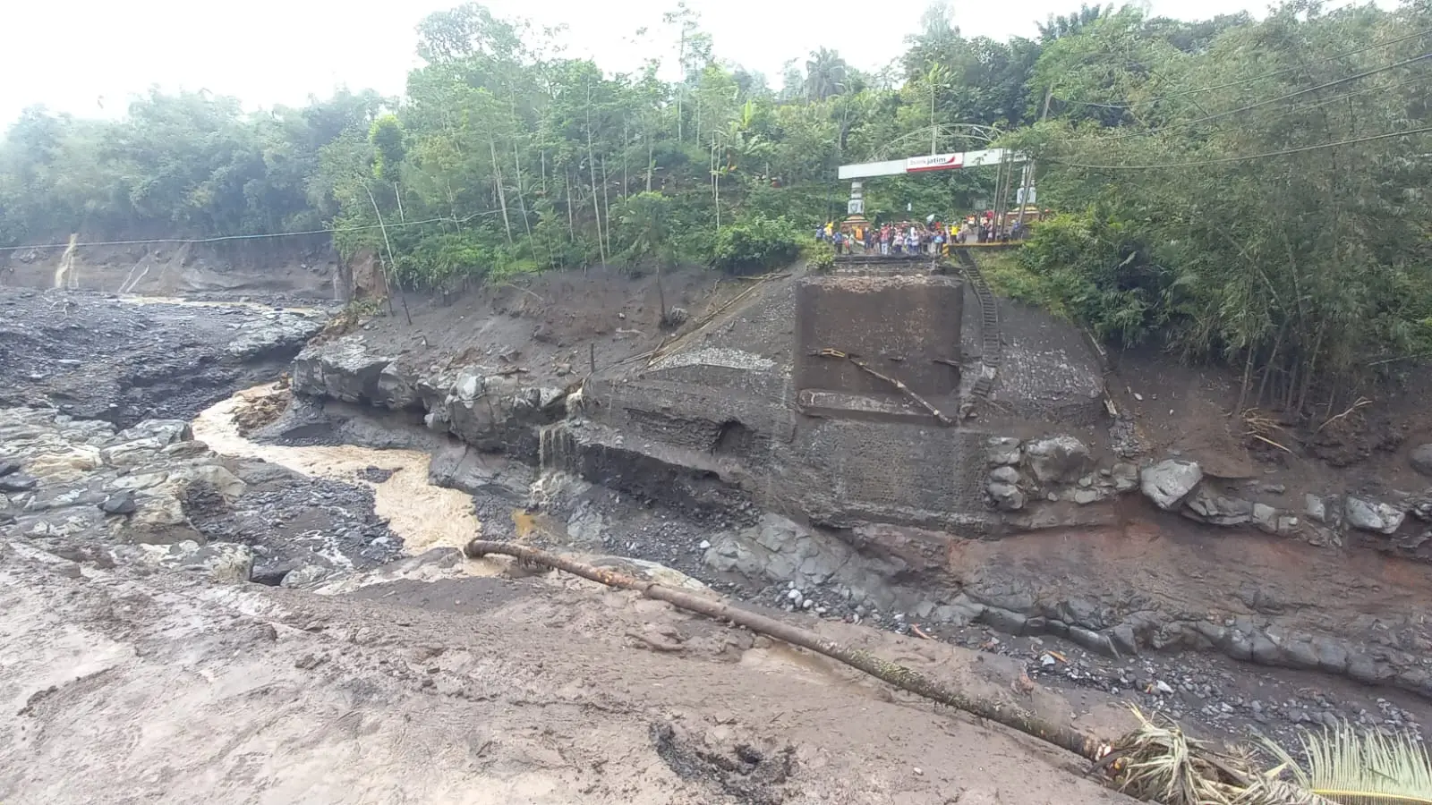 Kondisi Jembatan Glidik II yang putus akibat terjangan banjir.