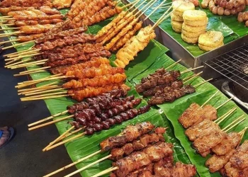 Ilustrasi aneka makanan di angkringan.