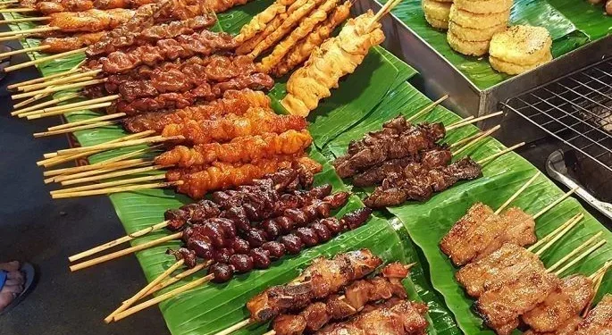 Ilustrasi aneka makanan di angkringan.