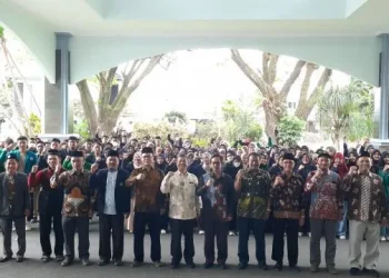 Foto bersama pemberangkatan KKN Persemakmuran.