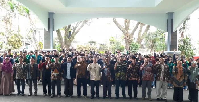 Foto bersama pemberangkatan KKN Persemakmuran.