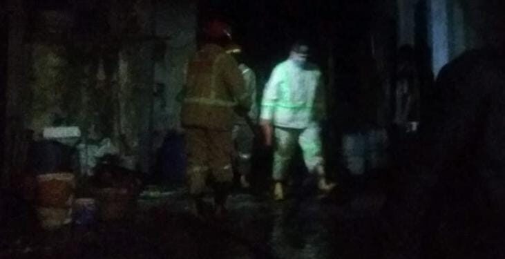 Petugas melakukan penanggulangan kebakaran di rumah produksi keripik di Dau.
