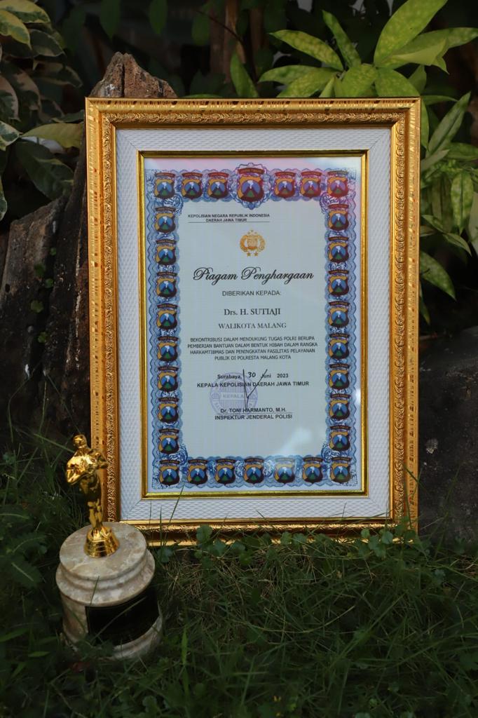 Piagam penghargaan kepada Wali Kota Malang Sutiaji dari Kapolda Jatim dalam Upacara Hari Bhayangkara.