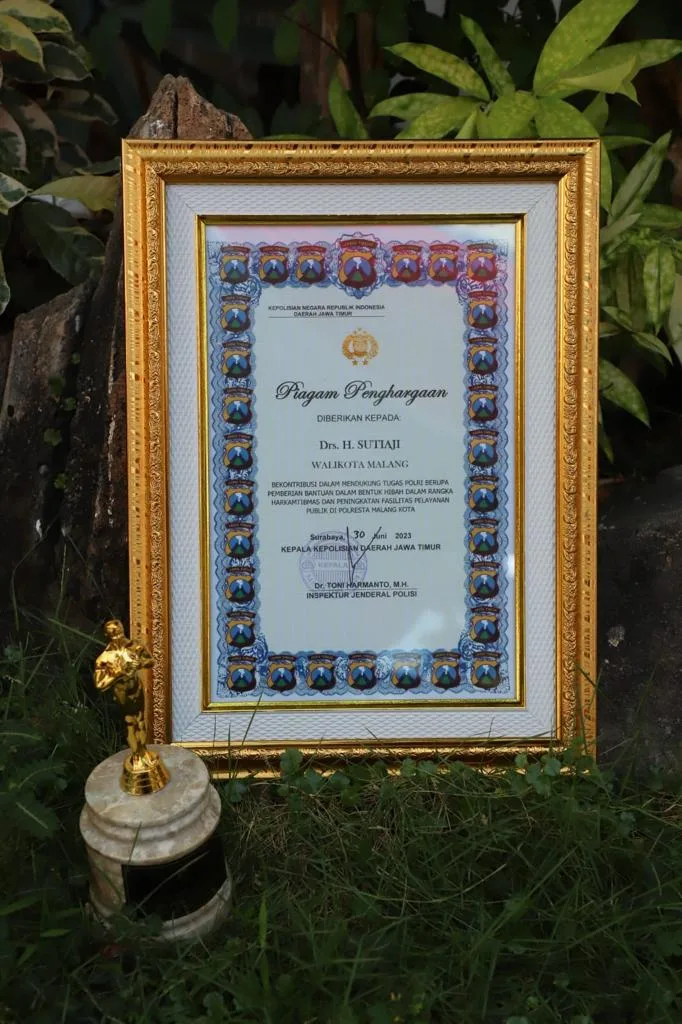 Piagam penghargaan kepada Wali Kota Malang Sutiaji dari Kapolda Jatim dalam Upacara Hari Bhayangkara.