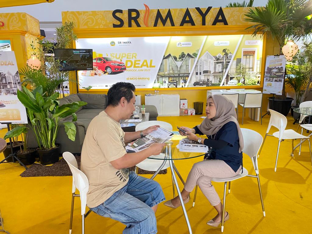 Para pengunjung stand Srimaya di Expo Rumah 2023. 