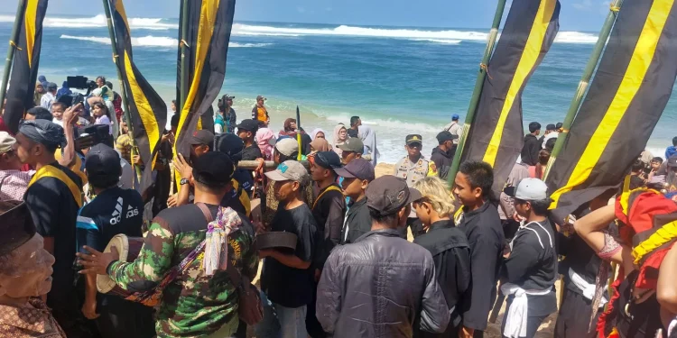 Warga memadati Pantai Regent Balekambang untuk mengikuti kegiatan Larung Sesaji.